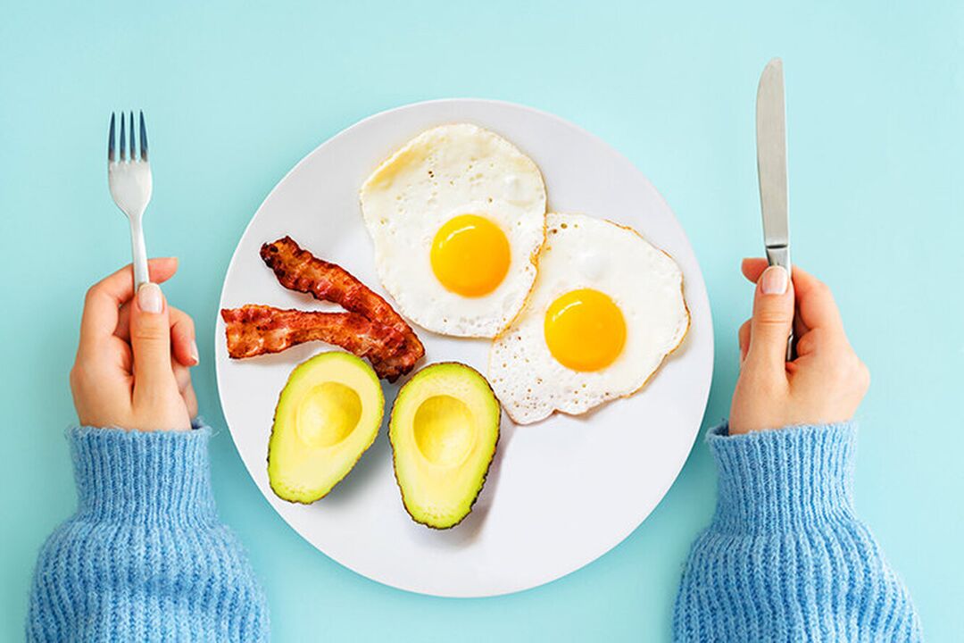 Keto diyet menüsünde mükemmel kahvaltı - pastırma ve avokadolu yumurta